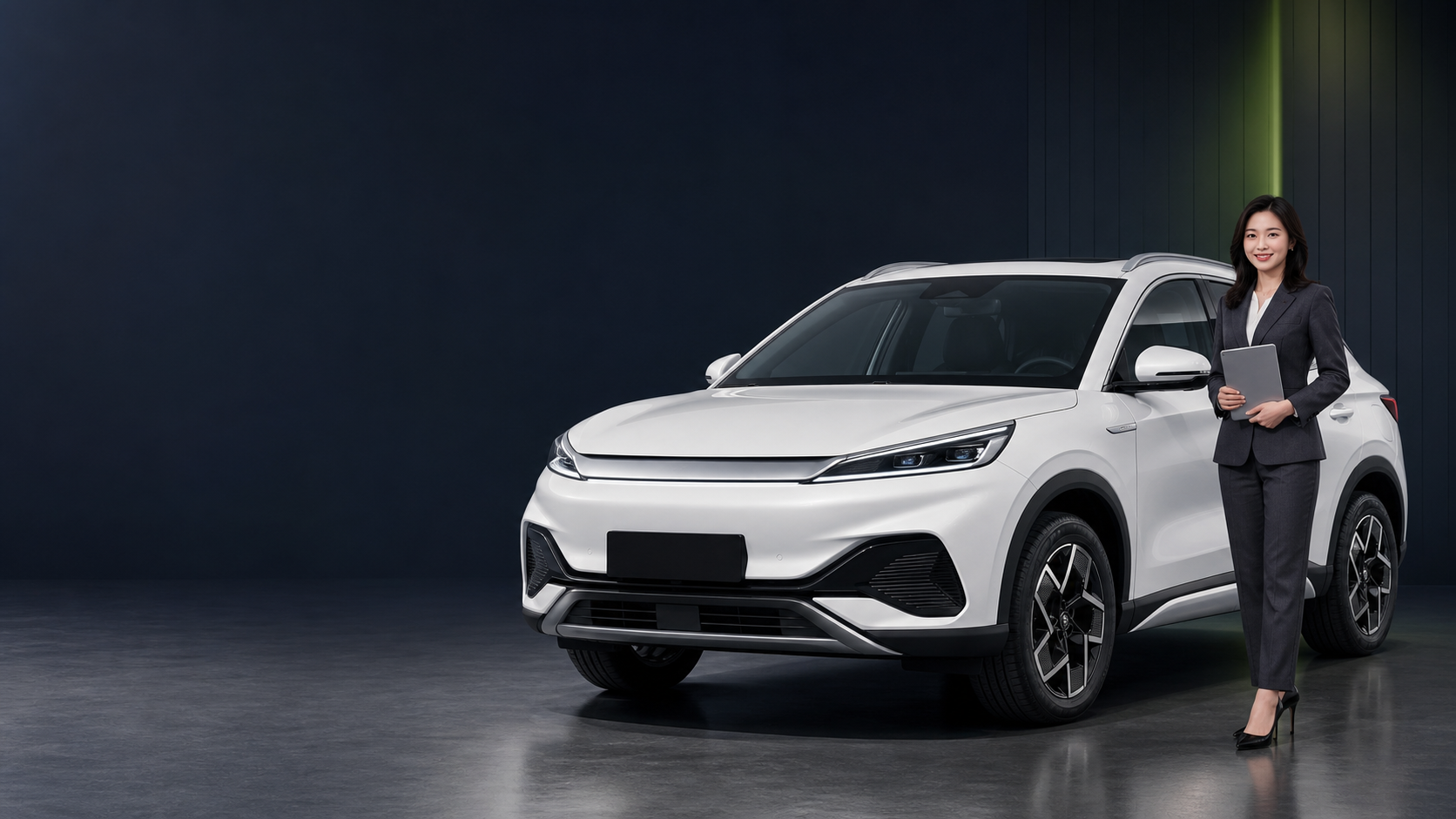 Белый электрический кроссовер BYD ATTO 3 и специалист Jerry Auto по экспорту