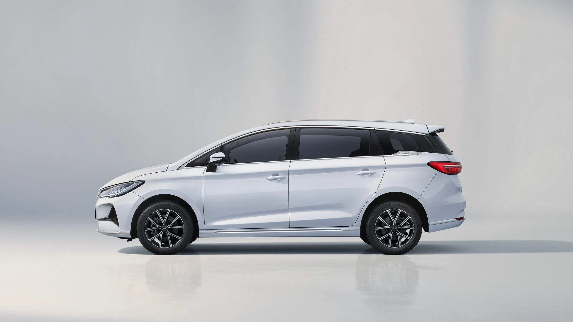 BYD M6 / eMAX 7 RHD 530 км — электрический минивэн из Китая