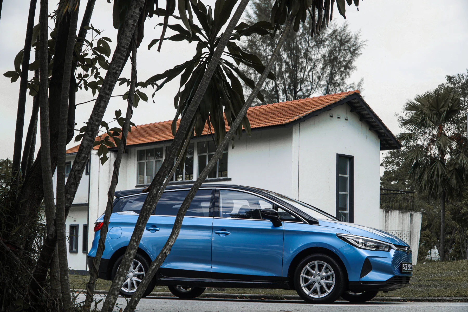 BYD e6 RHD 5-Seat — электрический минивэн из Китая